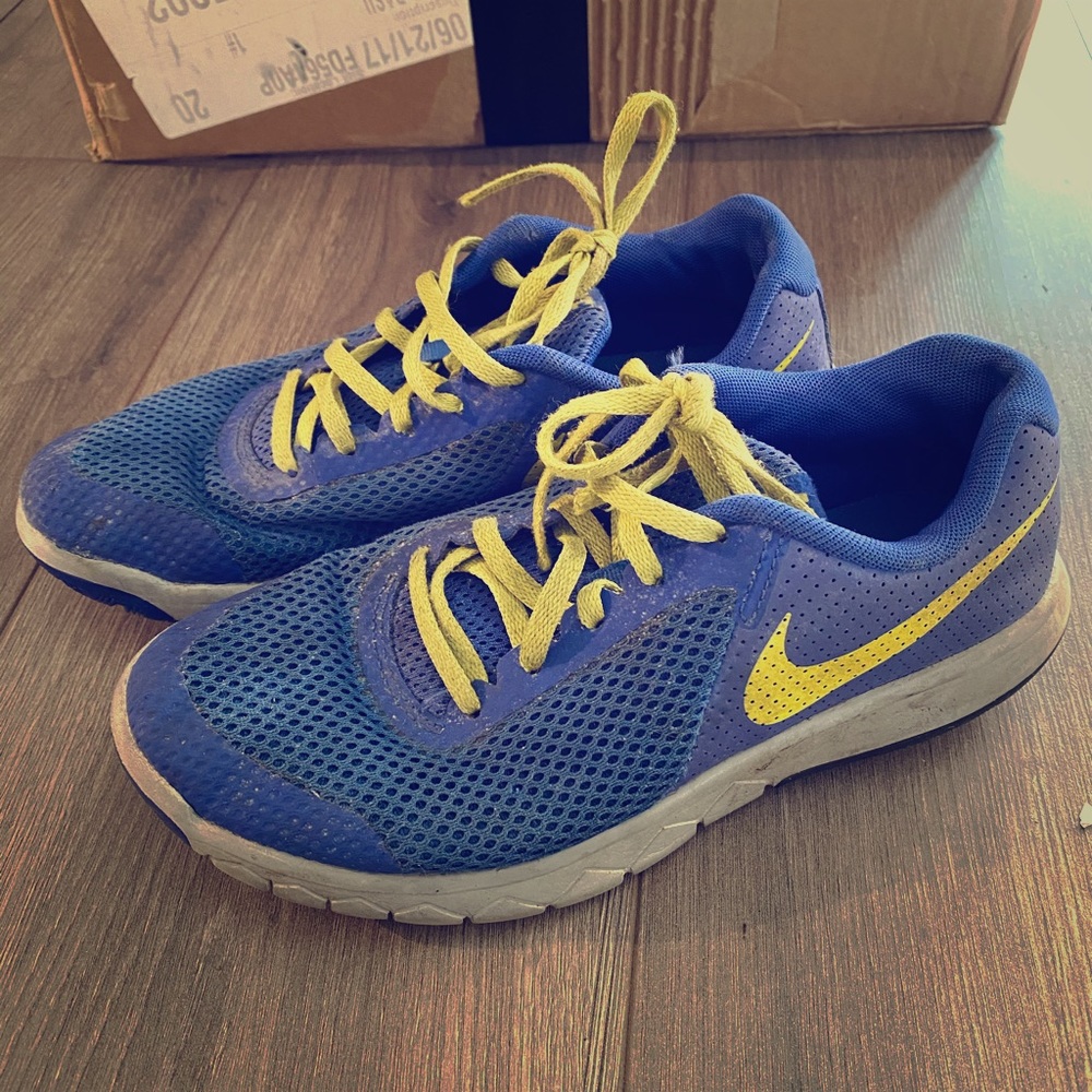 3/$25 Nike flex tennis shoes size 5Y